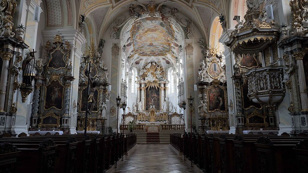 Innenansicht der Pfarr- und Klosterkirche St. Johannes Evangelist in Mallersdorf.