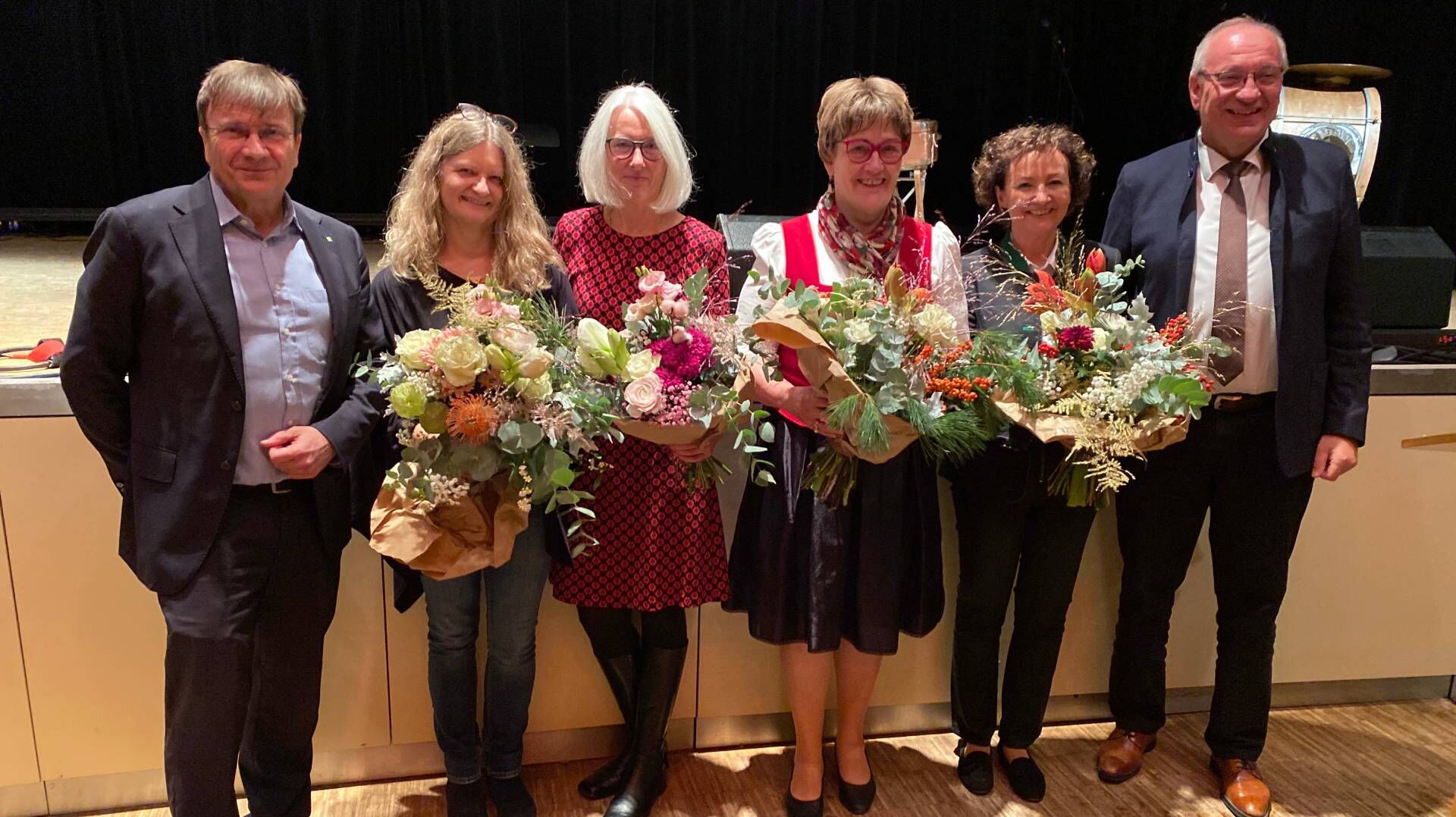 KJF-Direktor Michael Eibl (l.) und Bezirketagspräsident Franz Löffler bedankten sich bei Birgit Kirchmann (v.l.), Christine Allgeyer, Bernadette Dechant und Ingeborg Gerlach für die zahlreichen Aufgaben, die sie bei der Organisation des Konzerts übernommen haben.