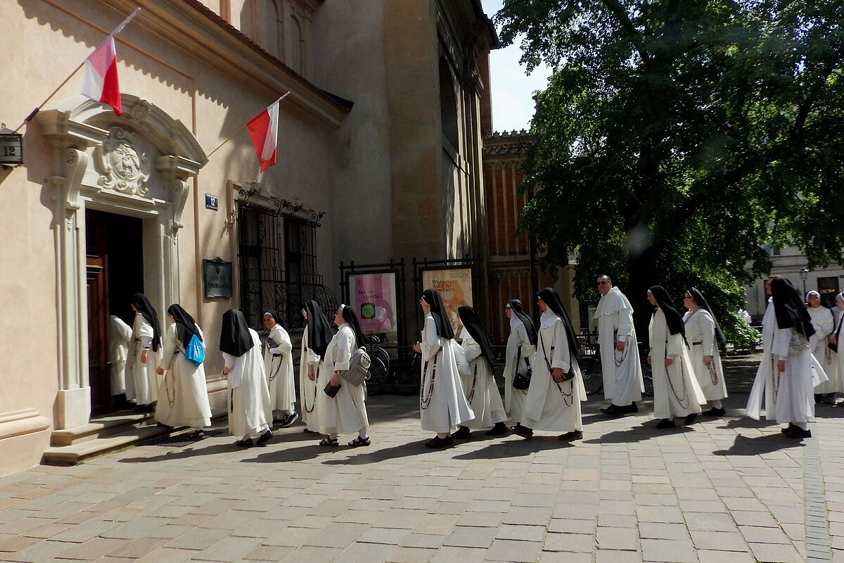 Nonnen gehen in eine Kirche