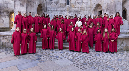 Einige Mädchen posieren in Chor-Roben vor dem Regensburger Dom