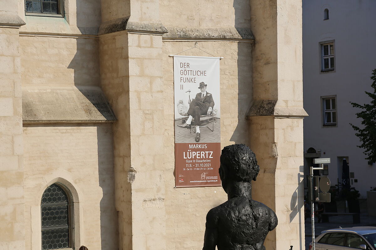 St. Ulrich mit Plakat der Ausstellung "Der göttliche Funke II"