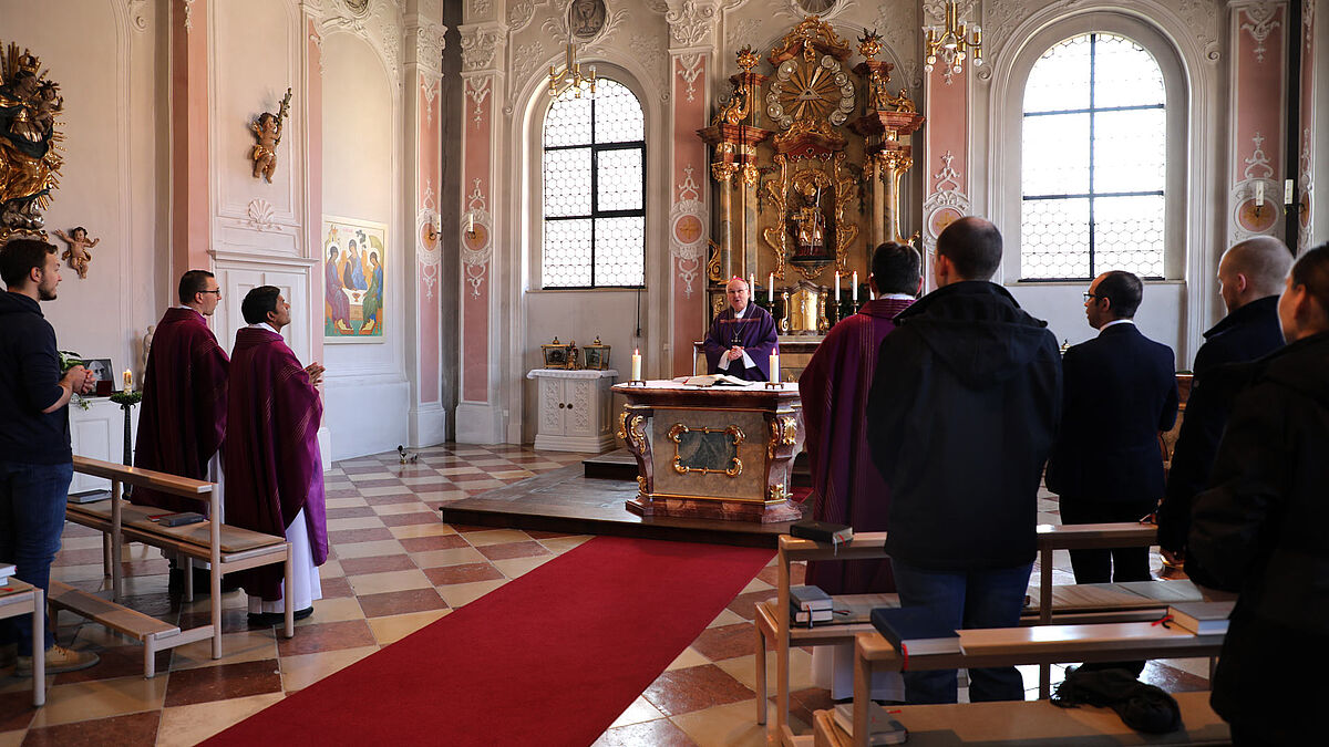 Heilige Messe in einer barocken Kapelle