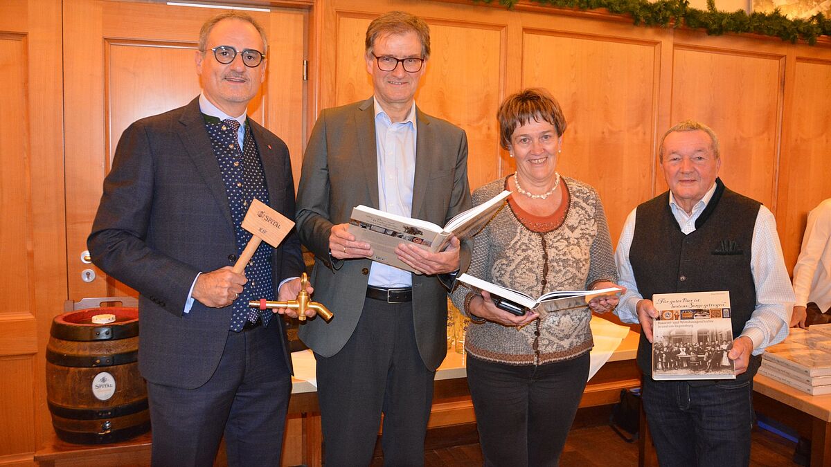 Kulturreferent Wolfgang Dersch, Verleger Fritz Pustet, Stadträtin Bernadette Dechant, Buchautor Franz Herrmann.