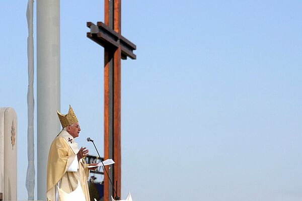 Papst Benedikt XVI. neben Kreuz am Islinger Feld