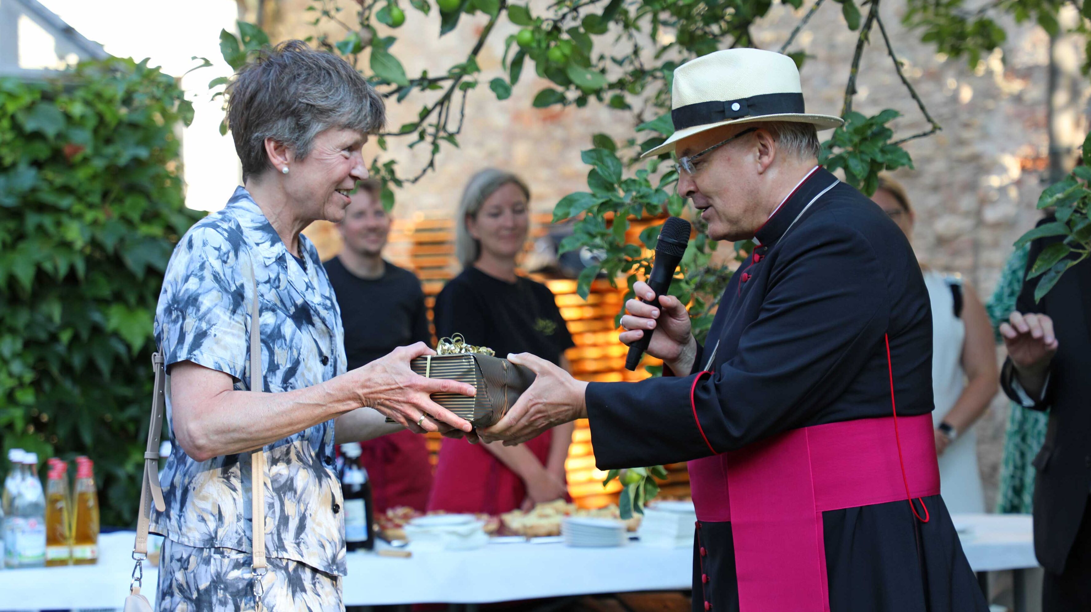 Bischof Rudolf übergibt Ordinariatsrätin María Luisa Öfele die gesammelten Schriften von Josef Ratzinger als Abschiedsgeschenk in den wohlverdienten Ruhestand