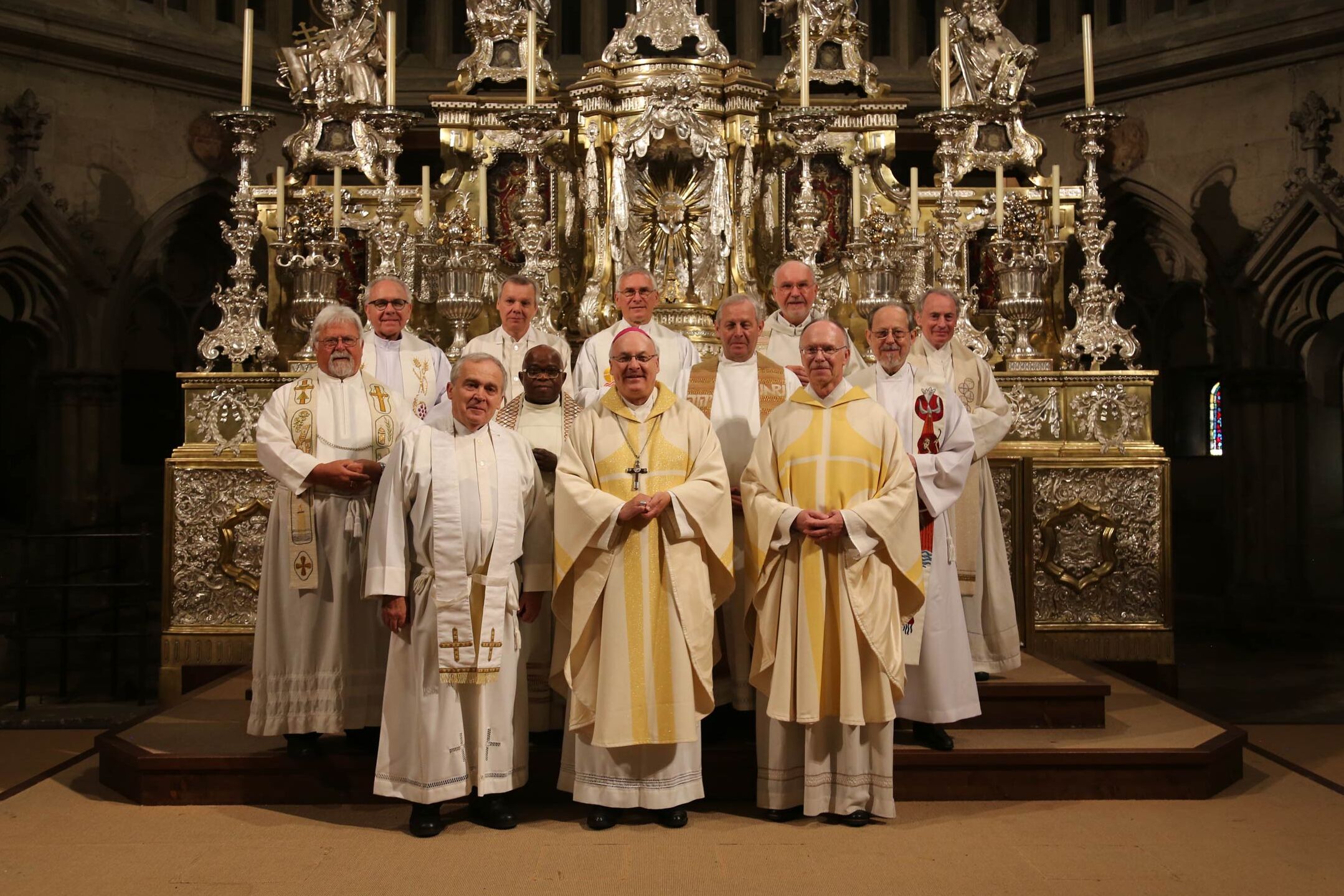 Priesterjubilare mit Bischof vorm Altar