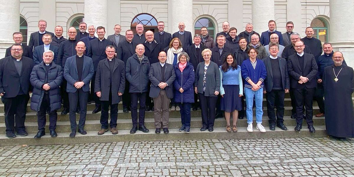 Gruppenfoto der Teilnehmer der Regentenkonferenz für den deutschsprachigen Raum vor dem Haus der Musik in Regensburg