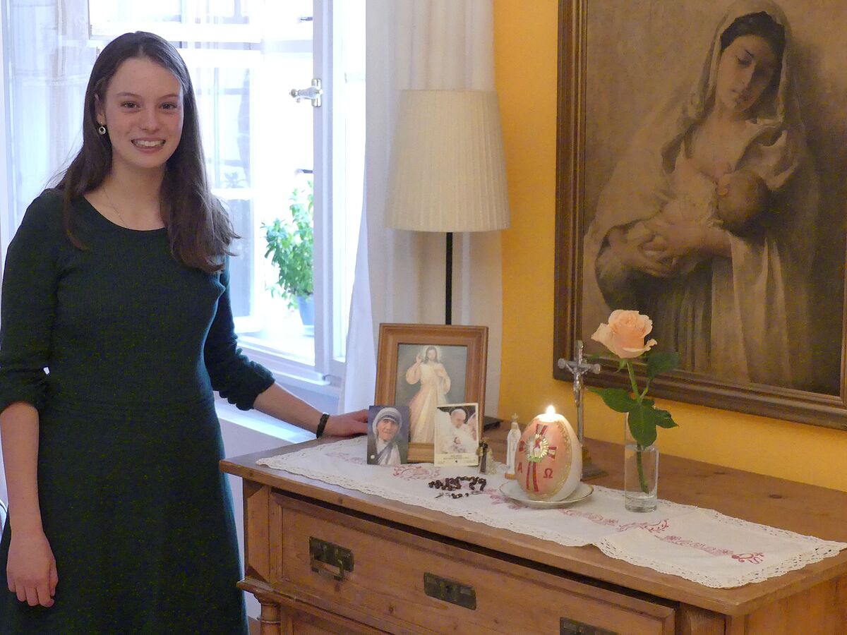 Theologiestudentin Jacinta Fink zeigt uns, wie mit Andachtsgegenständen ein schöner Marienaltar in der guten Stube eingerichtet werden kann.