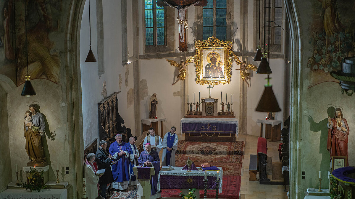 Gottesdienst in der Klosterkirche Wandorf in Ungarn.