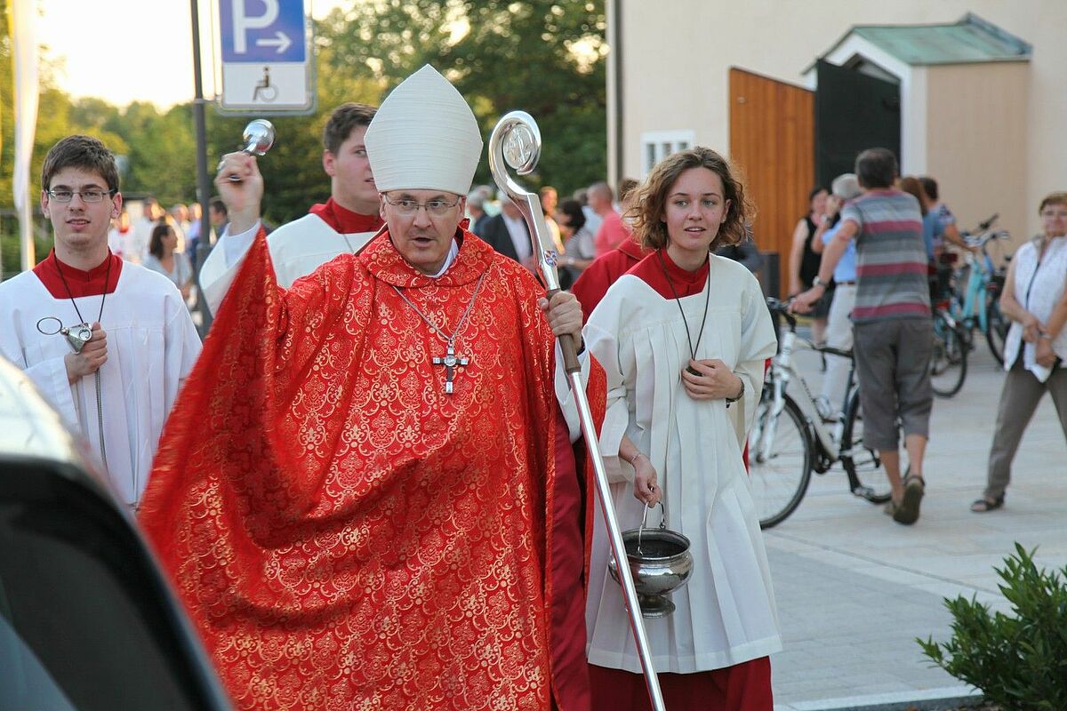 Bischof mit Sprengel in der Hand