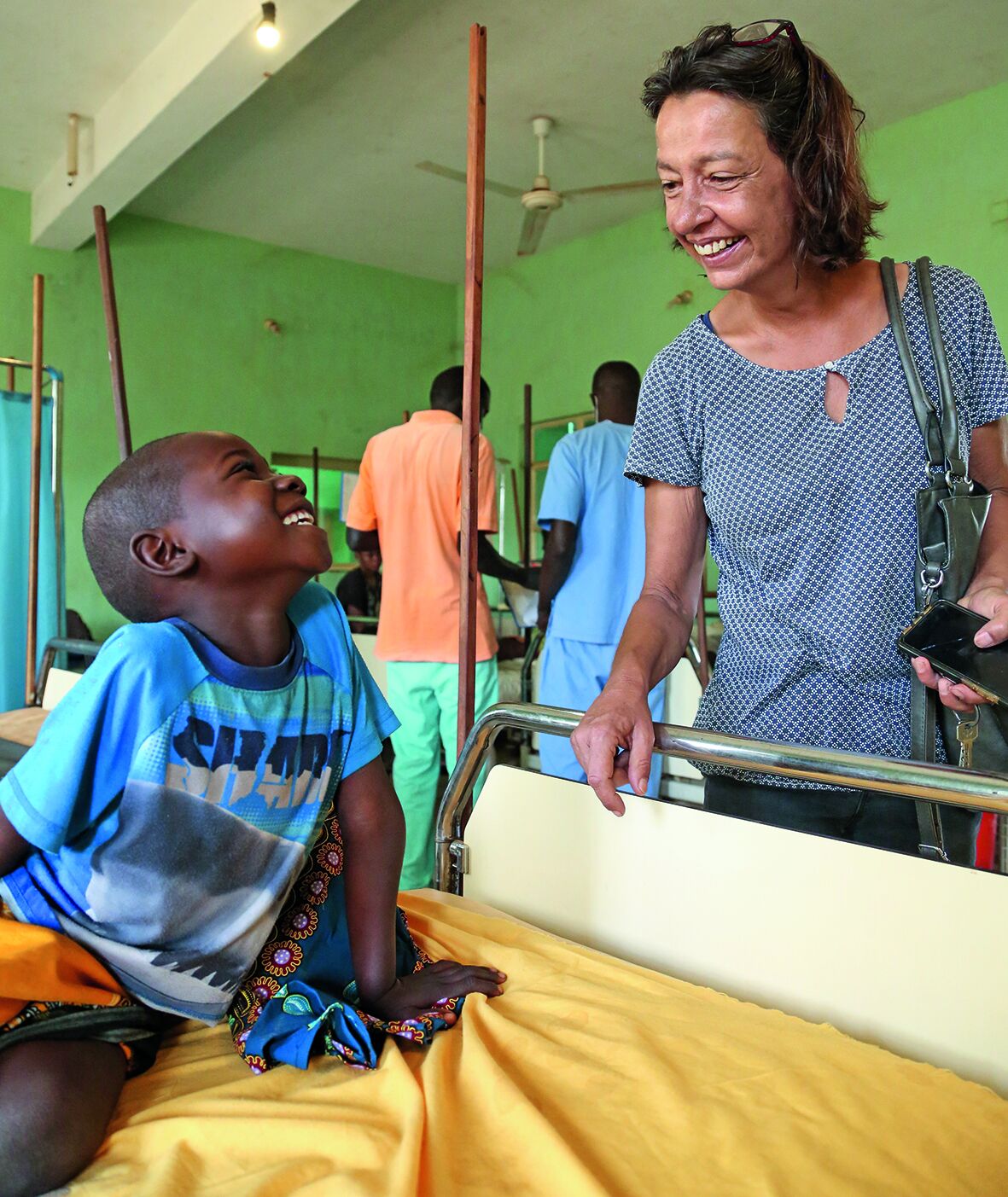 Tatjana Gerber besucht im Daniel Comboni Krankenhaus in der Diözese Wau im Südsudan den kleinen Benson, der sich bei einem Sturz von einem Mango-Baum verletzt hatte.