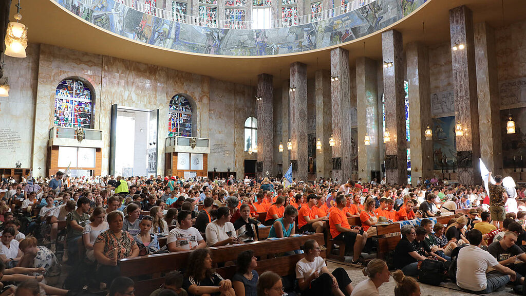 Große Schar von Jugendlichen in der Basilika San Giovanni Bosco