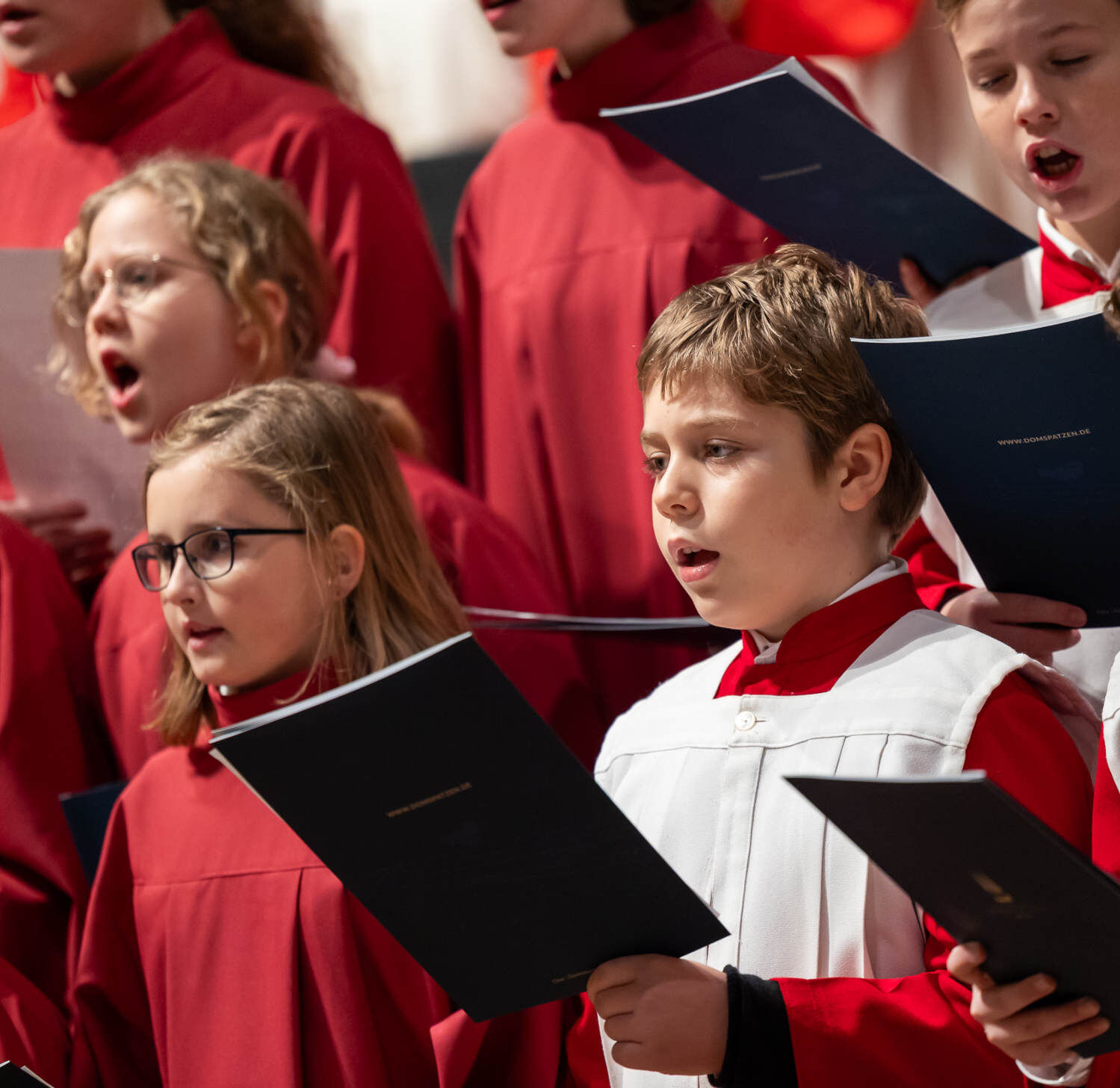 Kinder im Chor beim Singen