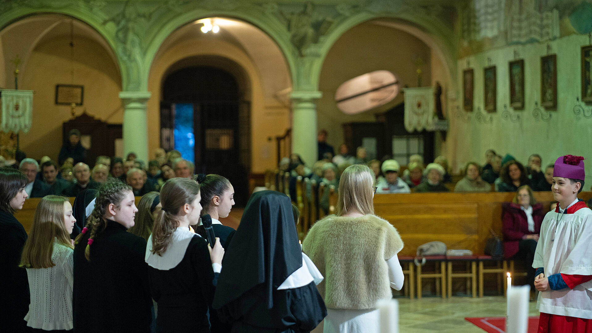 Aufführung des Theaterstückes über das Leben des hl. Wolfgang durch die Schülerinnen und Schüler der Grundschule der deutschen Minderheit in Sopron.