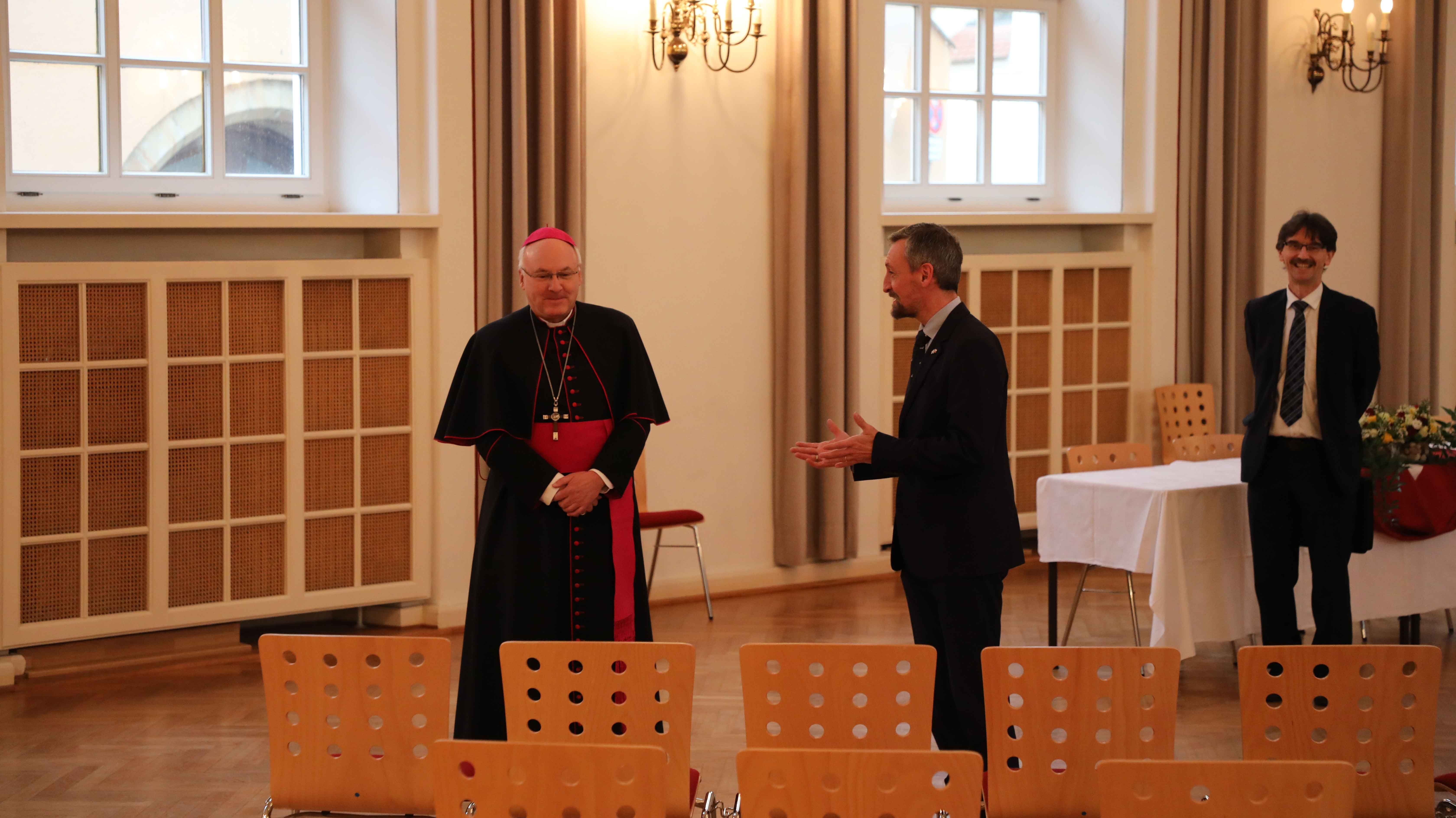 Bischof Rudolf Voderholzer mit Schulleiter Hans Kistler und Günter Jehl von der Schulstiftung im Gerhardinger Saal der Dr.-Johanna-Decker-Schulen im Amberg.