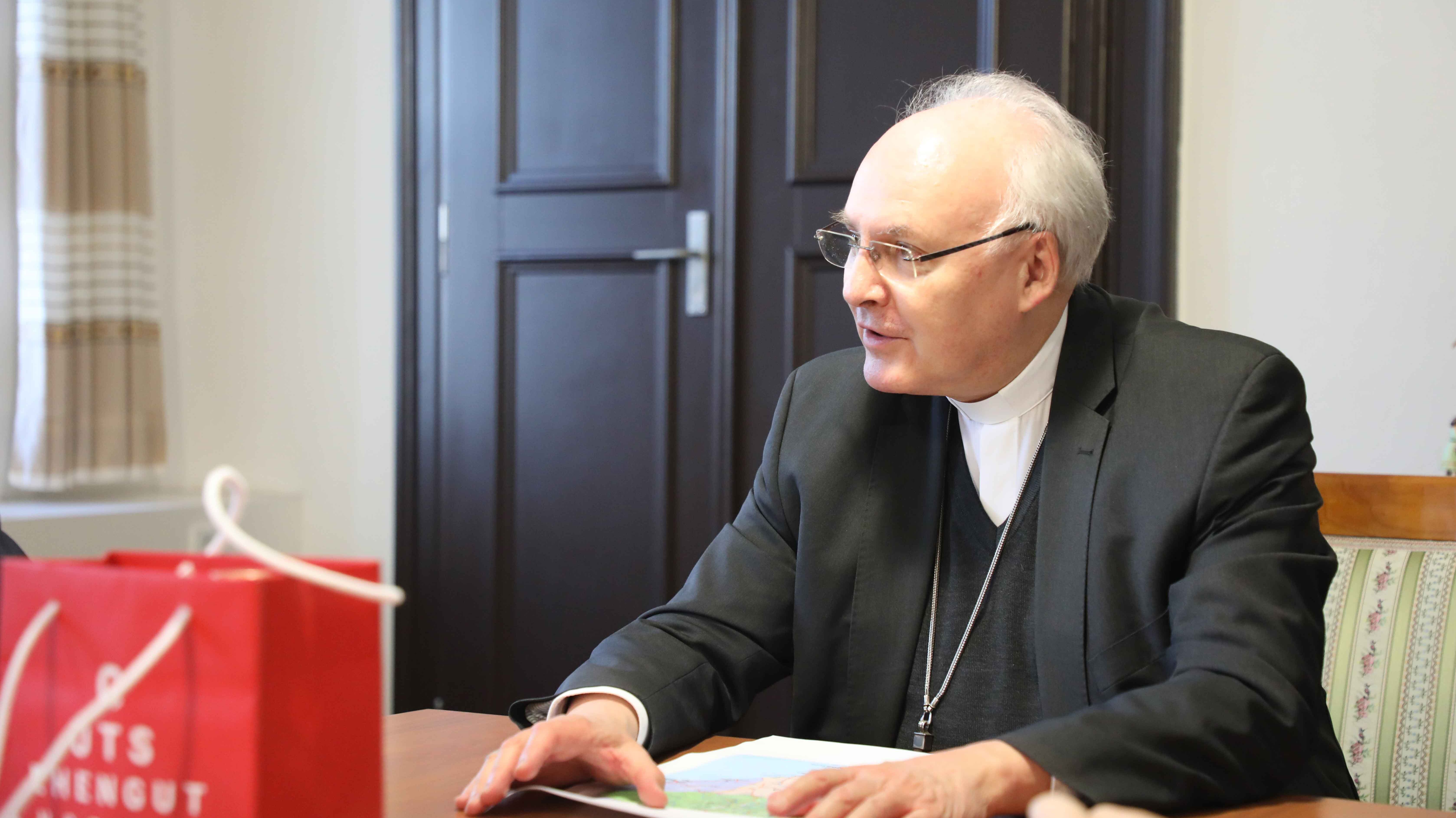 Bischof Rudolf Voderholzer beim Besuch von Erzbischof Martin Kivuva Musonde.