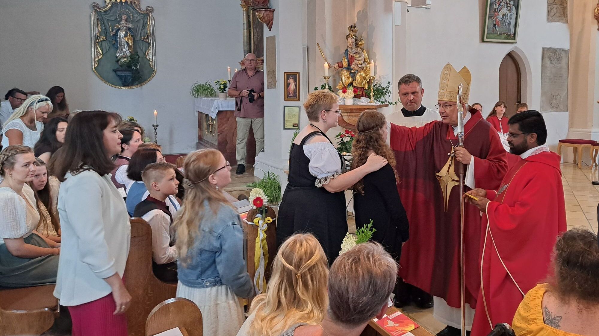 Im Beisein von Pater Johnson spendete Bischof Rudolf das Firmsakrament