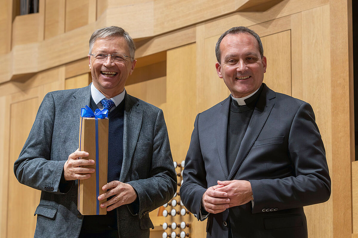 Domkapitular Martin Priller (rechts) übergab offiziell die verantwortungsvolle Position als Rektor an Professor Franz Josef Stoiber