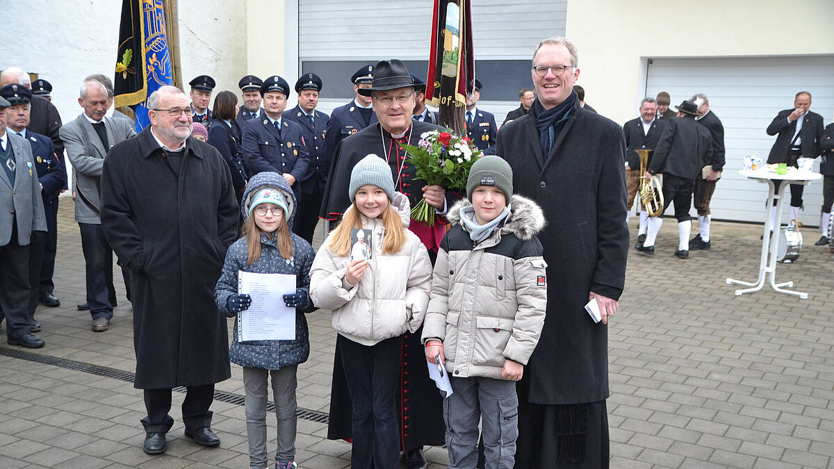 Bischof mit zwei Erwachsenen und zwei Kindern