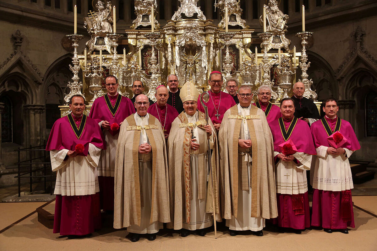 Domkapitel vor dem Hochaltar im Regensburger Dom