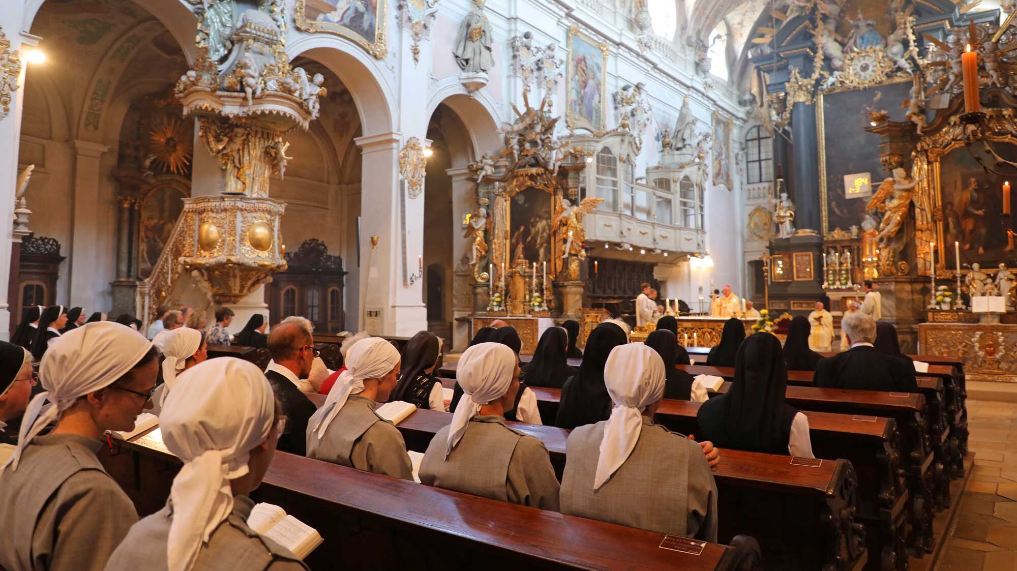 Ordensmitglieder und Mitglieder geistlicher Gemeinschaften aus dem Bistum in der Basilika St. Emmeram
