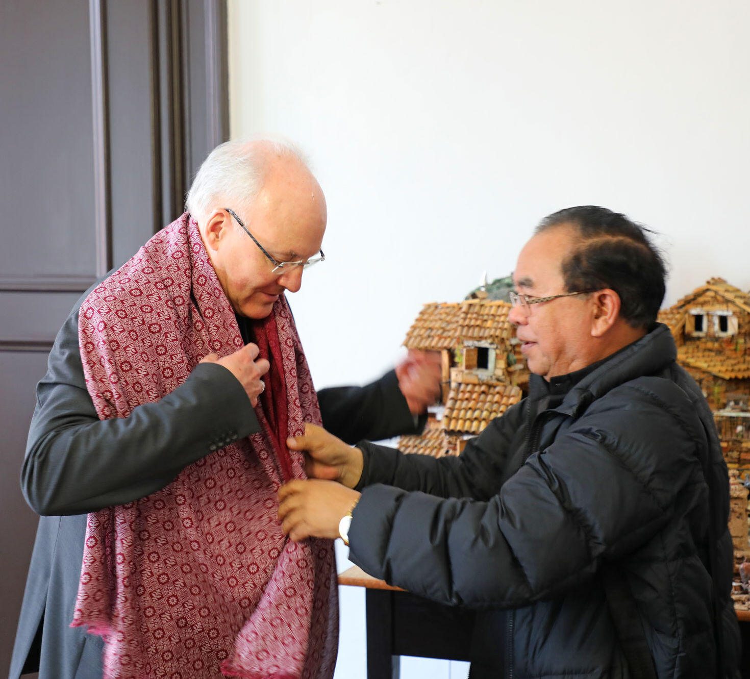 Als Gastgeschenk überreichte Erzbischof Lyngdoh Bischof Voderholzer ein Tuch und eine Tasche, gefertigt von den Stammesleuten aus seiner Erzdiözese.