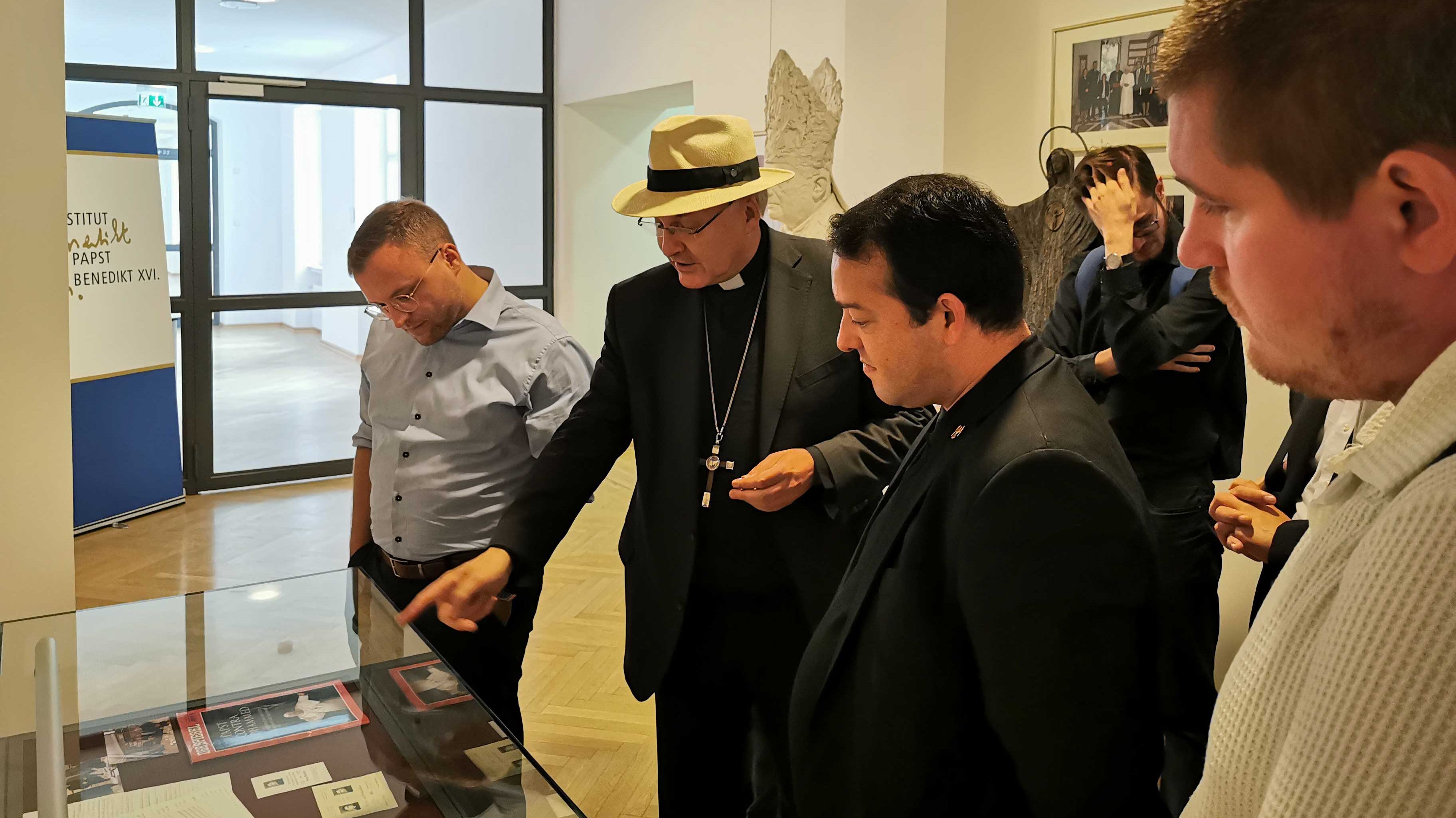 Bischof Rudolf zeigt Eichstätter Seminaristen das Institut Papst Benedikt XVI.