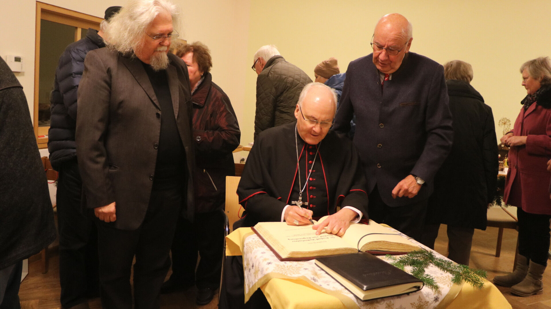 auch der Eintrag in das Goldene Buch der Stadt Vilsbiburg gehörte zum Bischofsbesuch