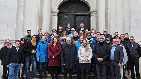 Bischof Rudolf mit Mitgliedern des Bundesverbands der Pastoralreferenten vor der Asamkirche im Kloster Weltenburg