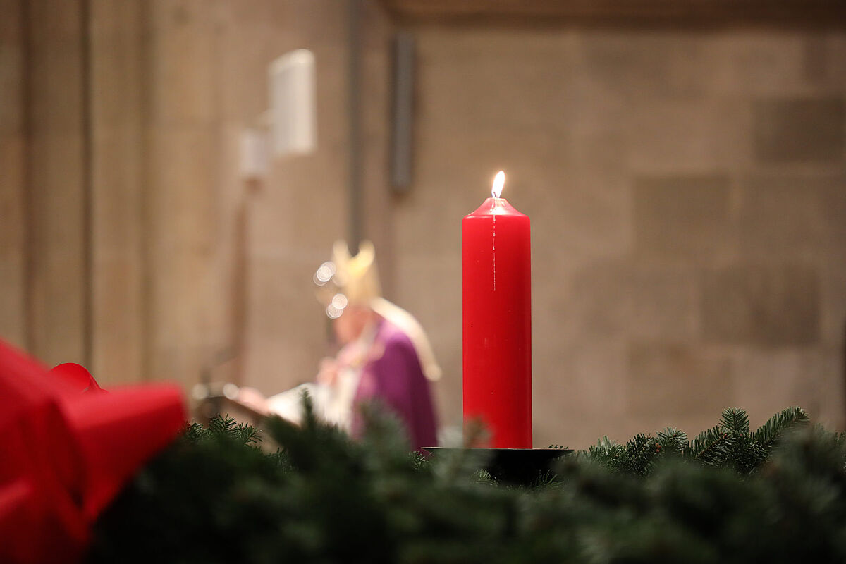 Erste brennende Kerze auf dem Adventskranz, Hintergrundunschärfe