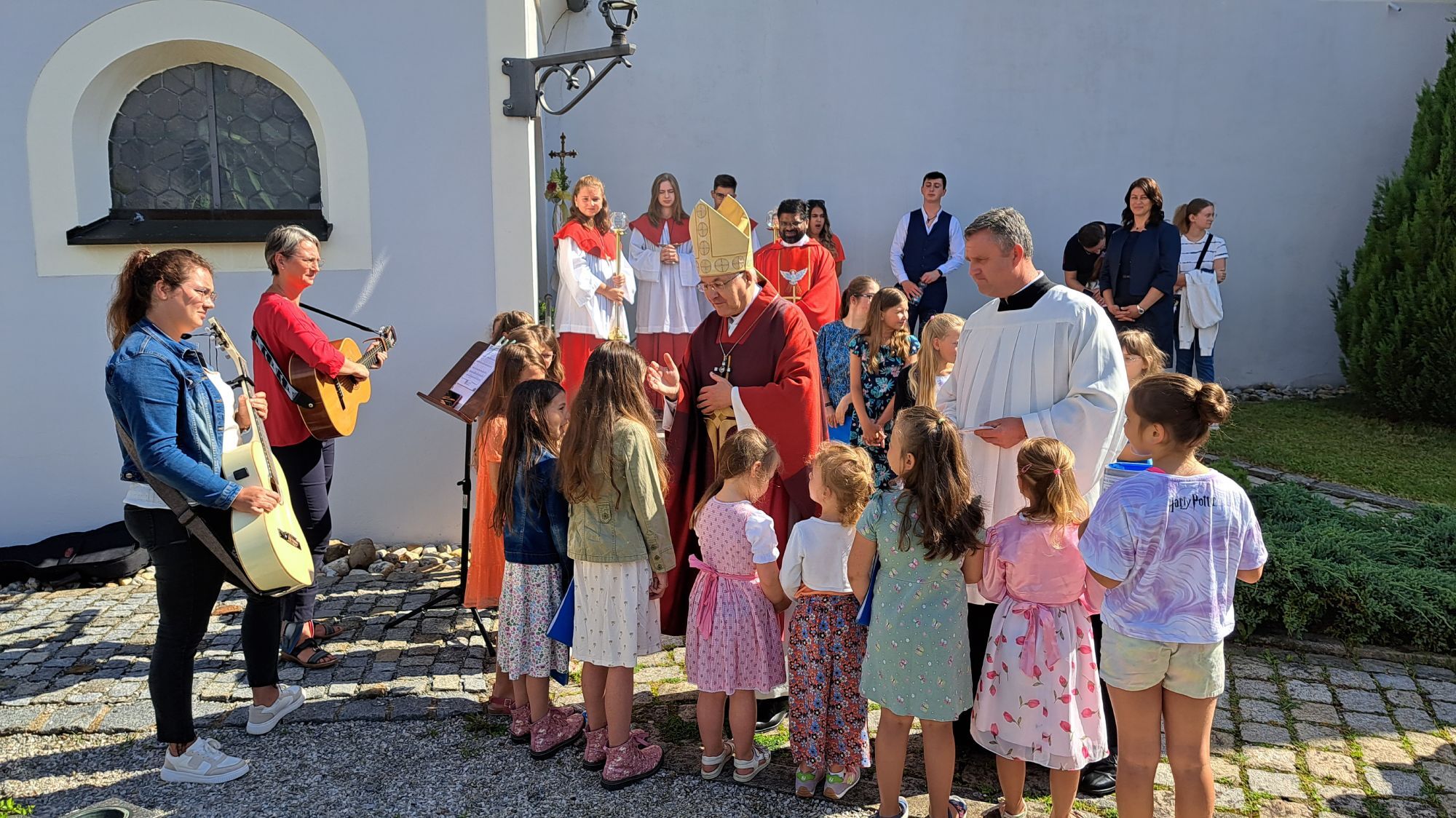 Bischof Rudolf segnete die Kinder, die ihm vor der Moosbacher Pfarrkirche ein Willkommensständchen gesungen hatten.