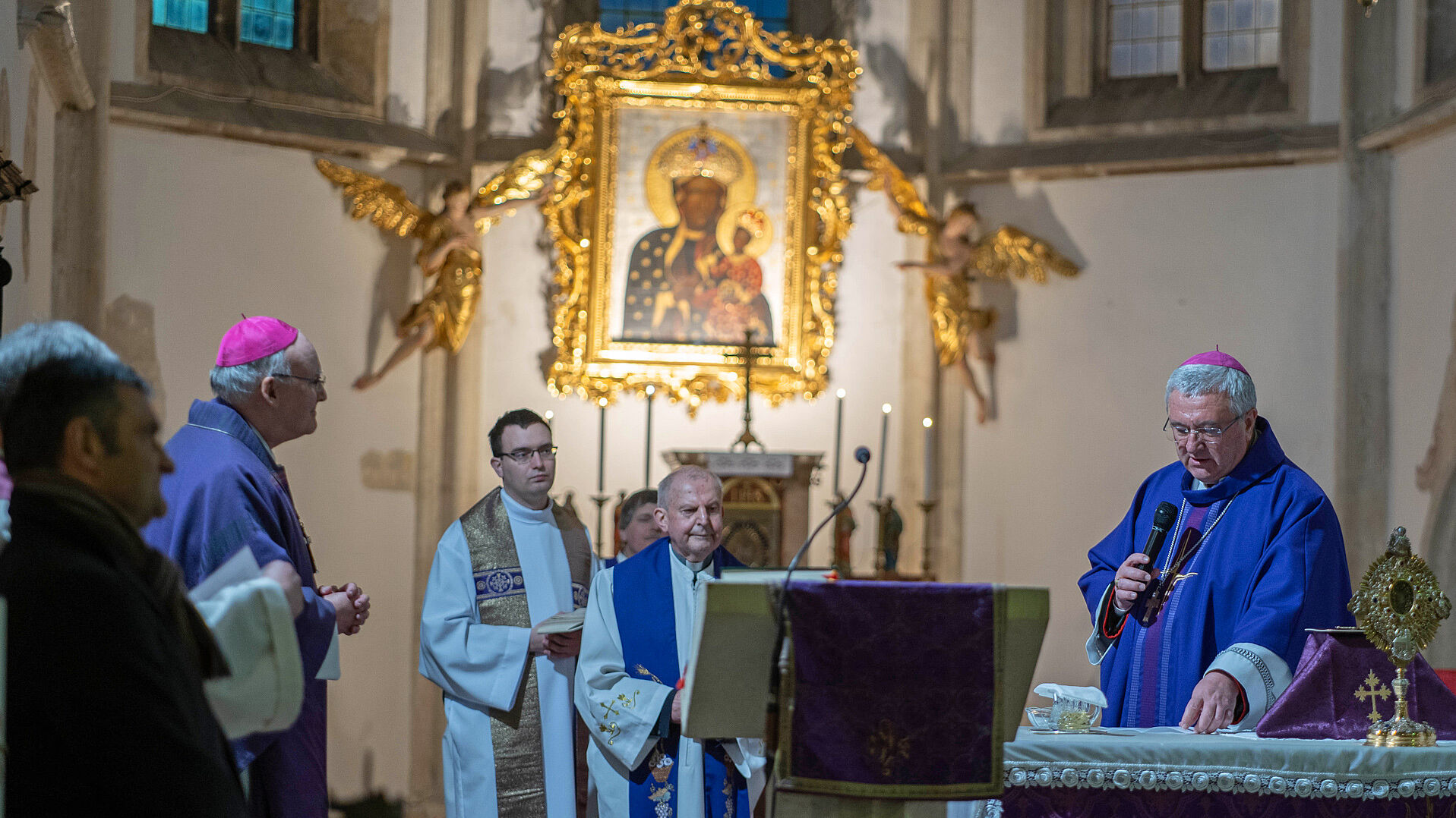 Bischof Dr. András Veres aus Györ begrüßt seinen Mitbruder aus Bayern und überlässt ihm den Vorsitz bei der Eucharistiefeier.