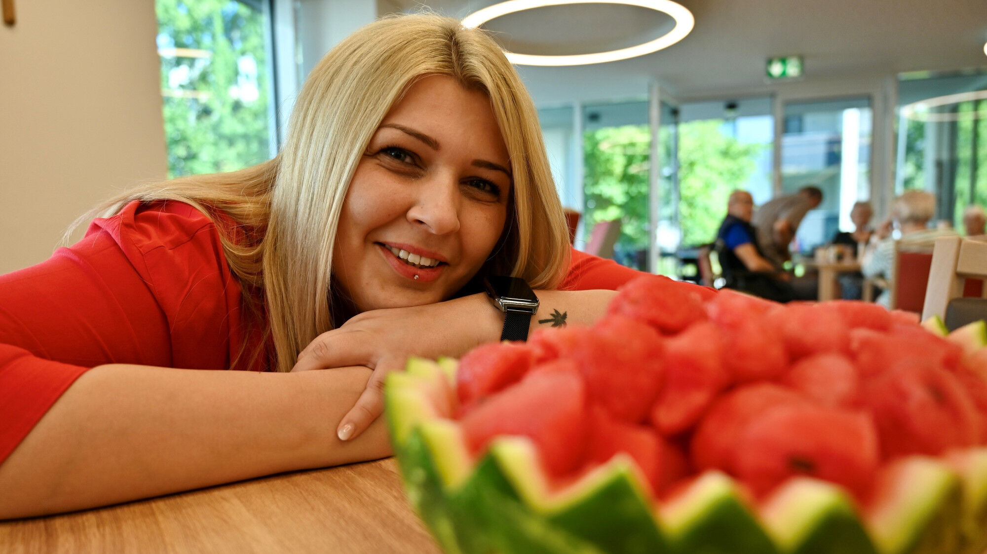 Brigitte Gieb leitet die Caritas Tagespflege Fritz Gerlich. Sie weiß: Wassermelone erfrischt ihre Tagesgäste und versorgt sie mit Flüssigkeit.