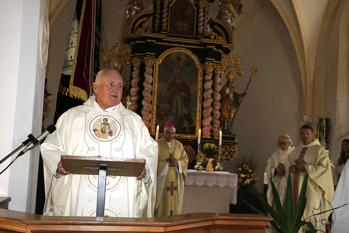 Pfarrer in der Kirche