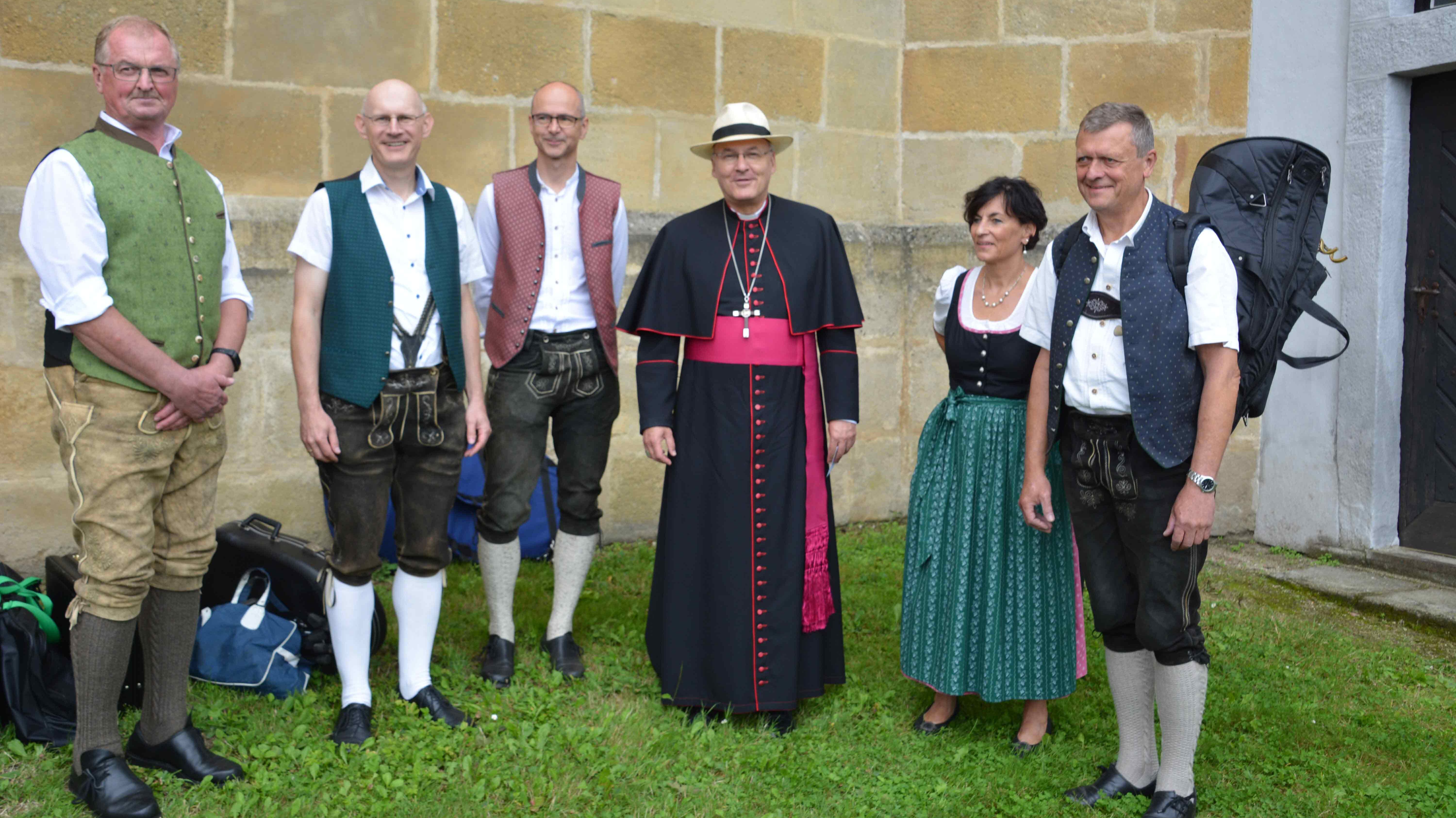 Bischof Dr. Rudolf Voderholzer mit den Mitgliedern der Kapelle „Bloß Blech“, die ein paar geistliche Stücke beim Gottesdienst spielte.
