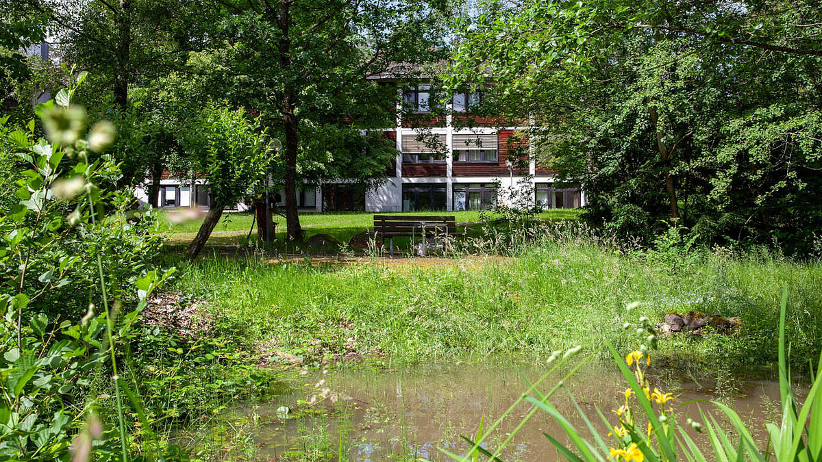 Klinik in ruhiger, grüner Lage am Waldrand