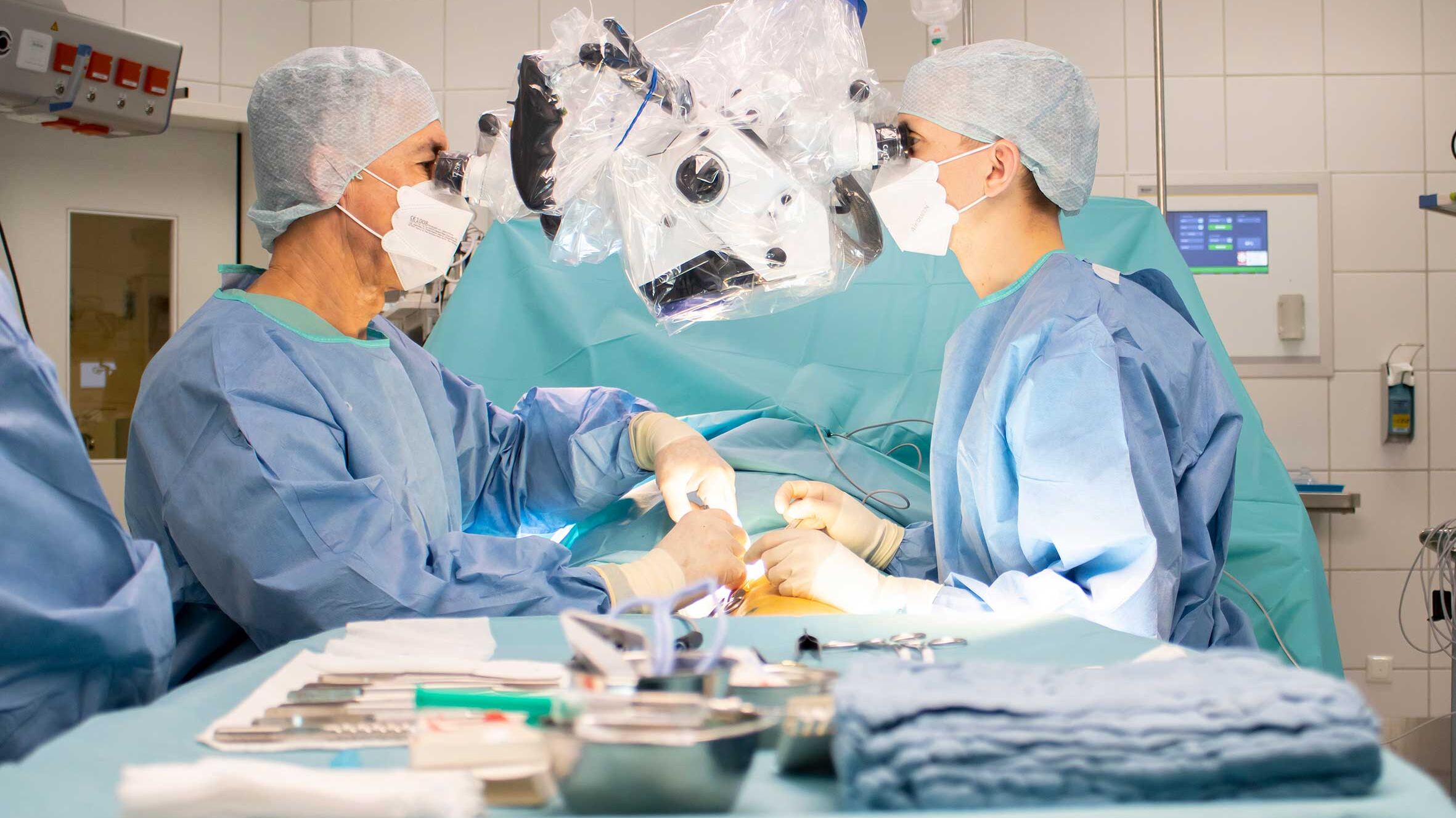 Operationssaal mit 2 Ärzten
