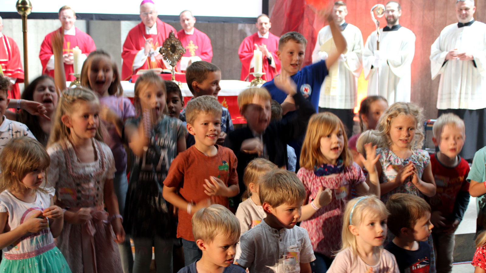 Bischof Rudolf feiert Pontifikalmesse beim Pfingst-Prayer-Festival mit über 900 jungen Erwachsenen