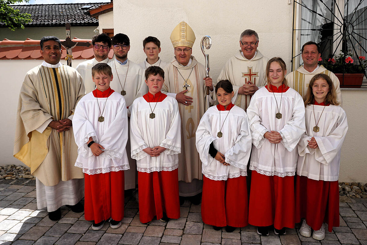 Gruppenbild mit Ministranten und Priestern