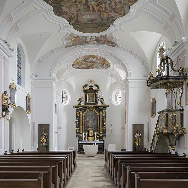Altarraum der Kirche in Schwabelweis