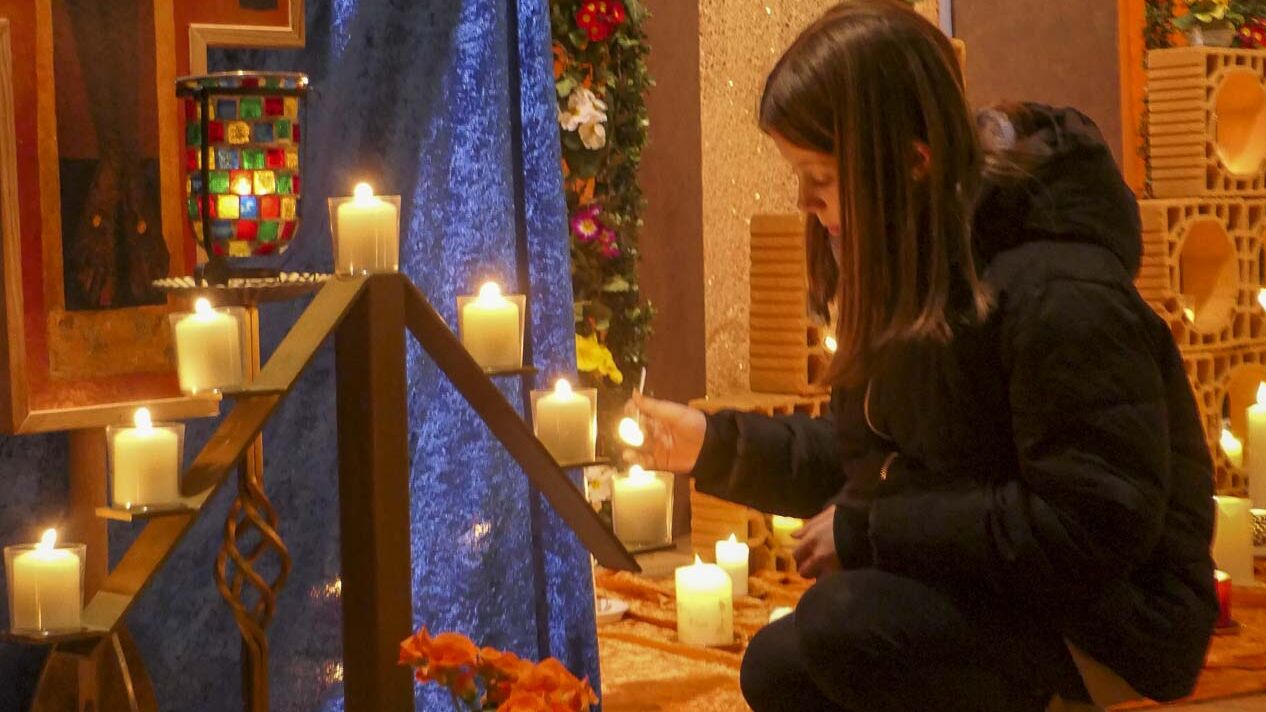 Bei den Fürbitten wurden die Kerzen bei der Christus-Ikone entzündet. 
