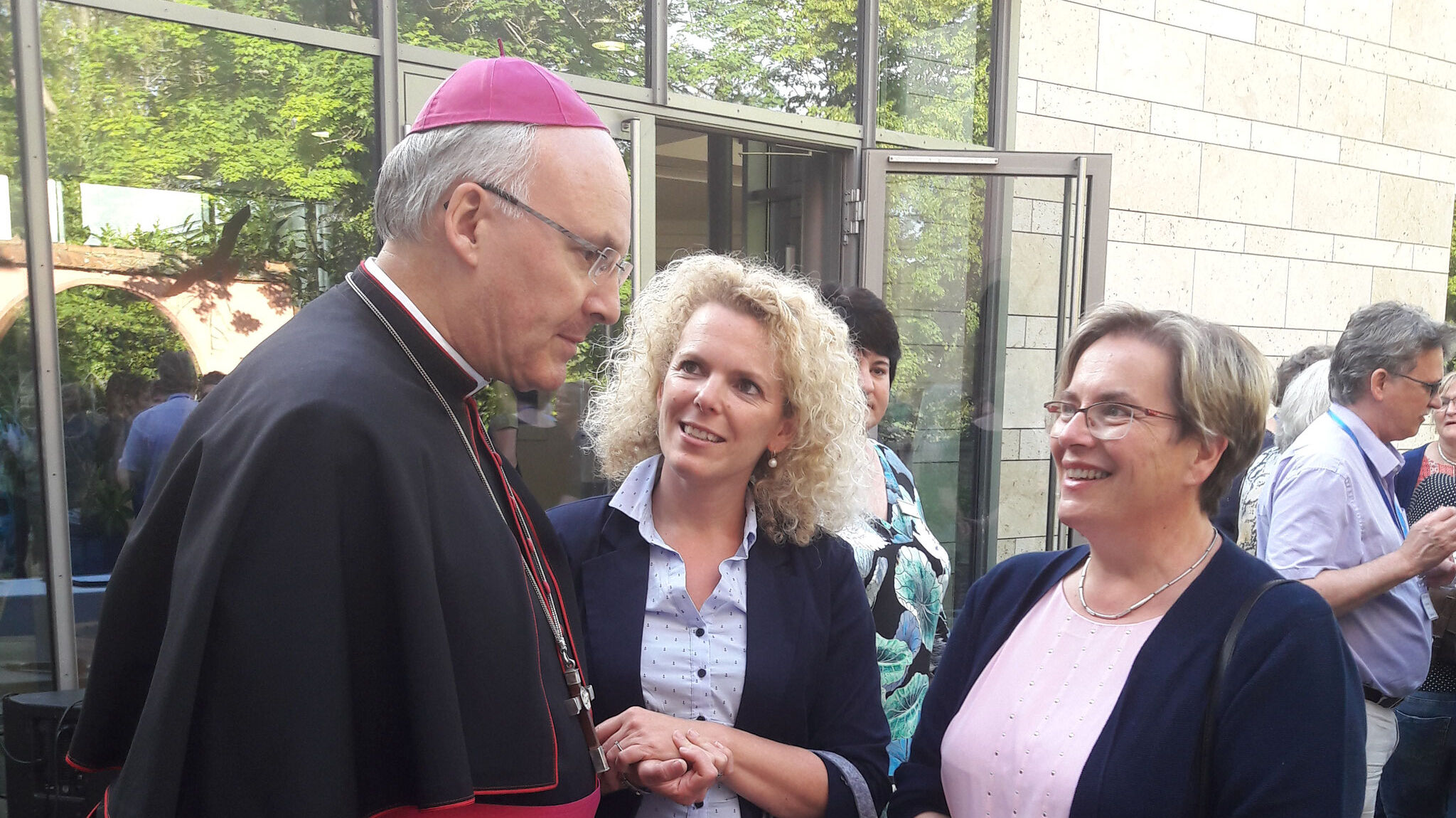 Bischof mit Pfarrsekretärinnen