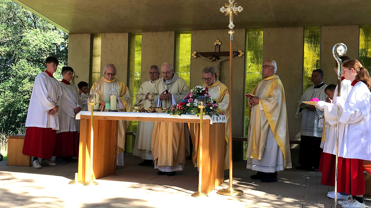 Bischof feiert Messe draußen am Altar