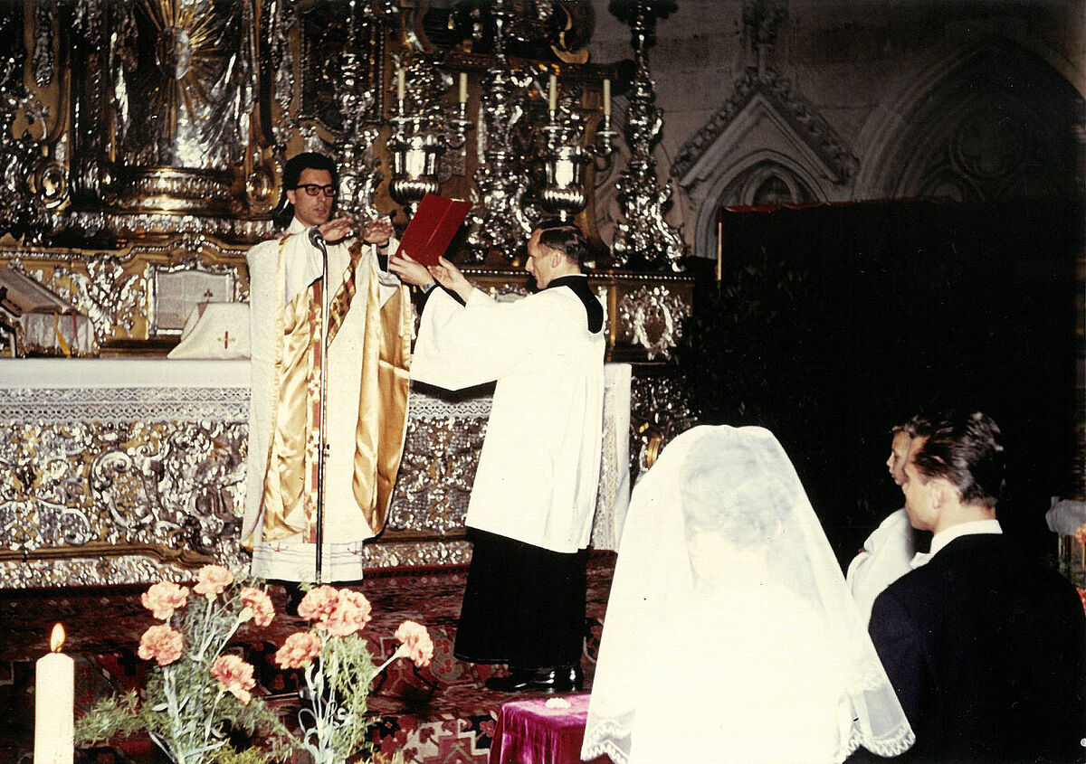 Das Foto stellt die Hochzeitsfeier von Christl und Helmut Pirzer im Regensburger Dom dar.