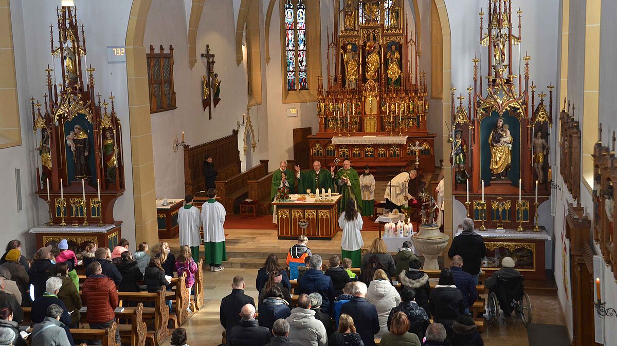 Bischof Rudolf Voderholzer hält den Gottesdienst vor der Gemeinde in Hirschau.