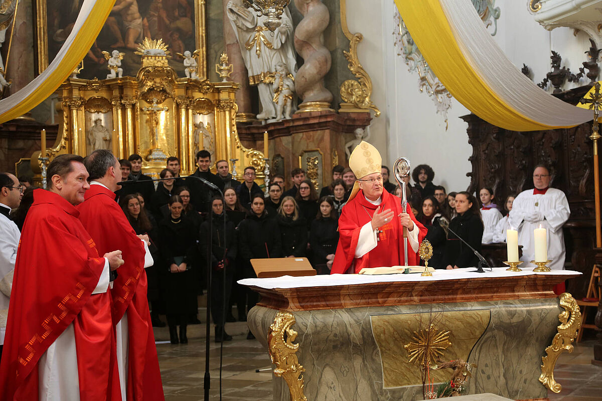 Bischof am Altar bei der Messe