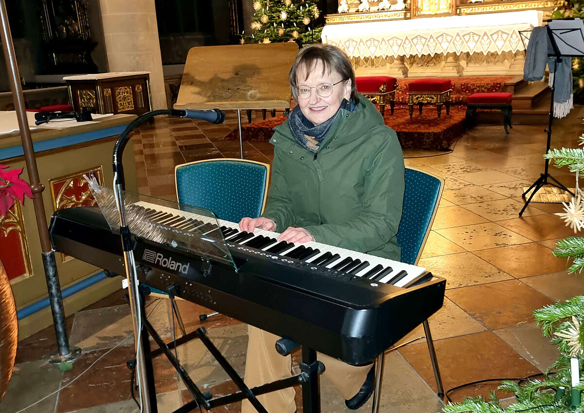 Frau am E-Piano in einer Kirche