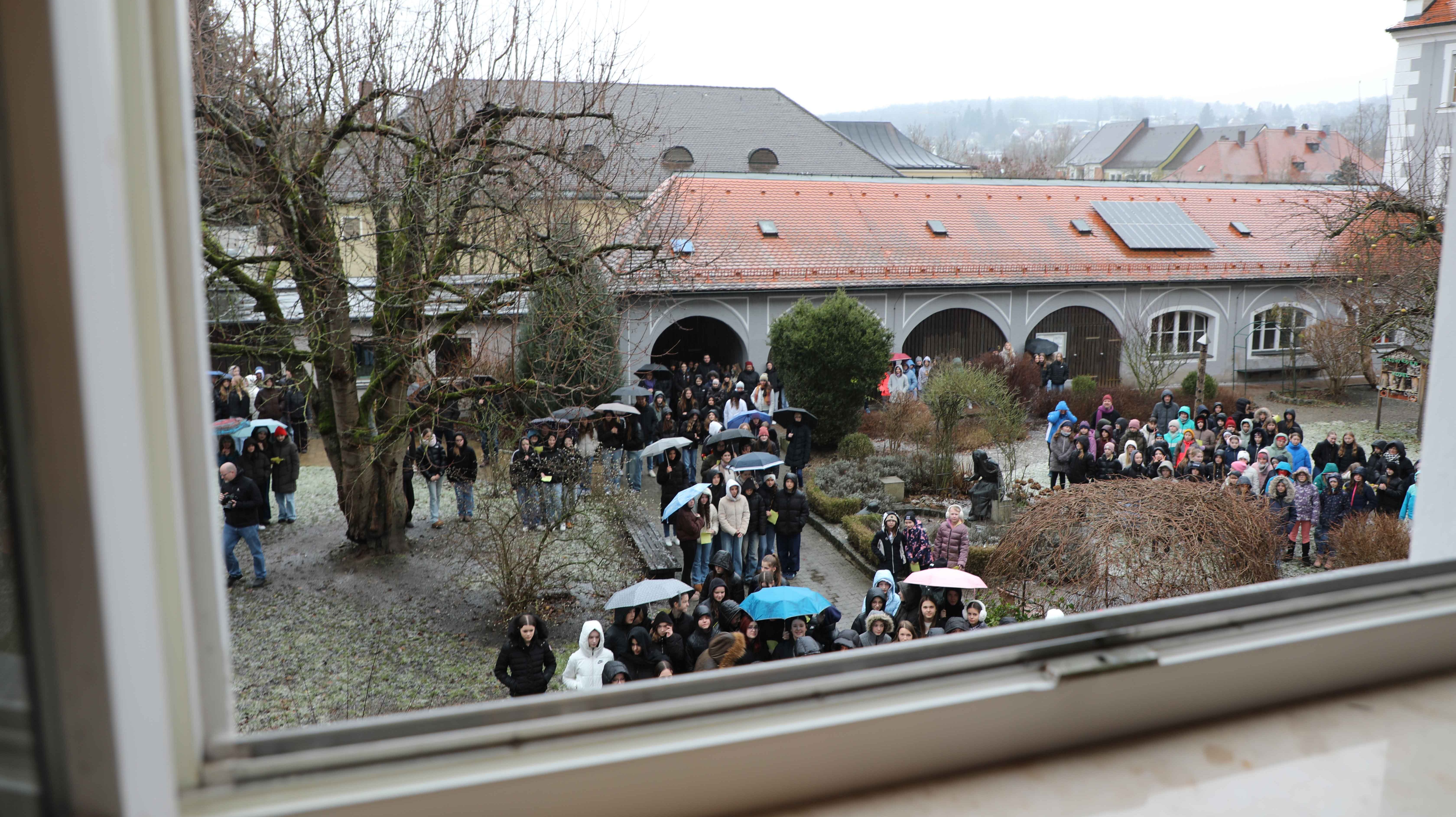 Schülerinnen der Dr.-Johanna-Decker-Schulen warten auf den Segen durch Bischof Rudolf Voderholzer.