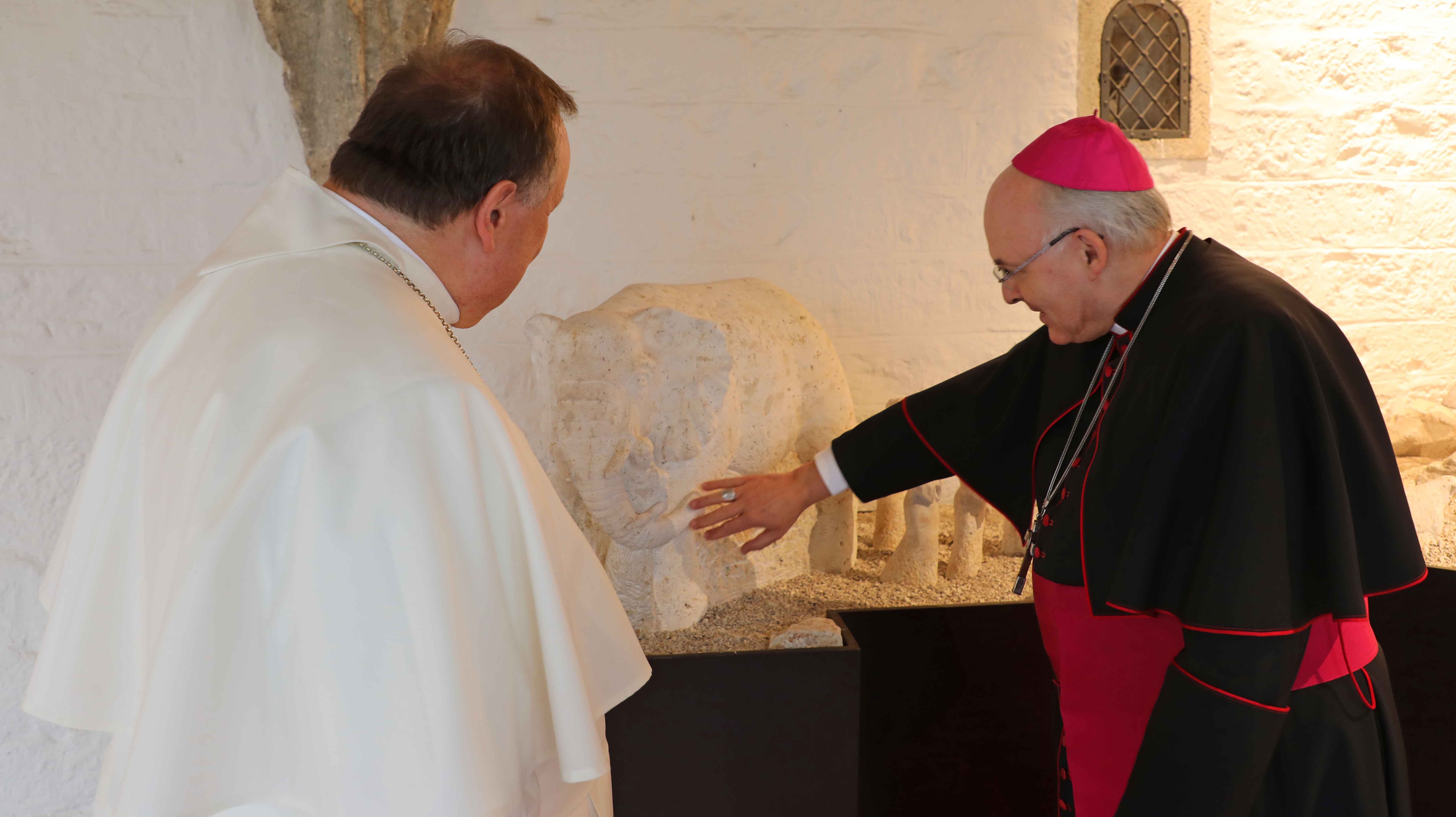 Abt Petrus Adrian und Bischof Rudolf betrachten die Steinkrippe im Kreuzgang des Bischöflichen Ordinariats