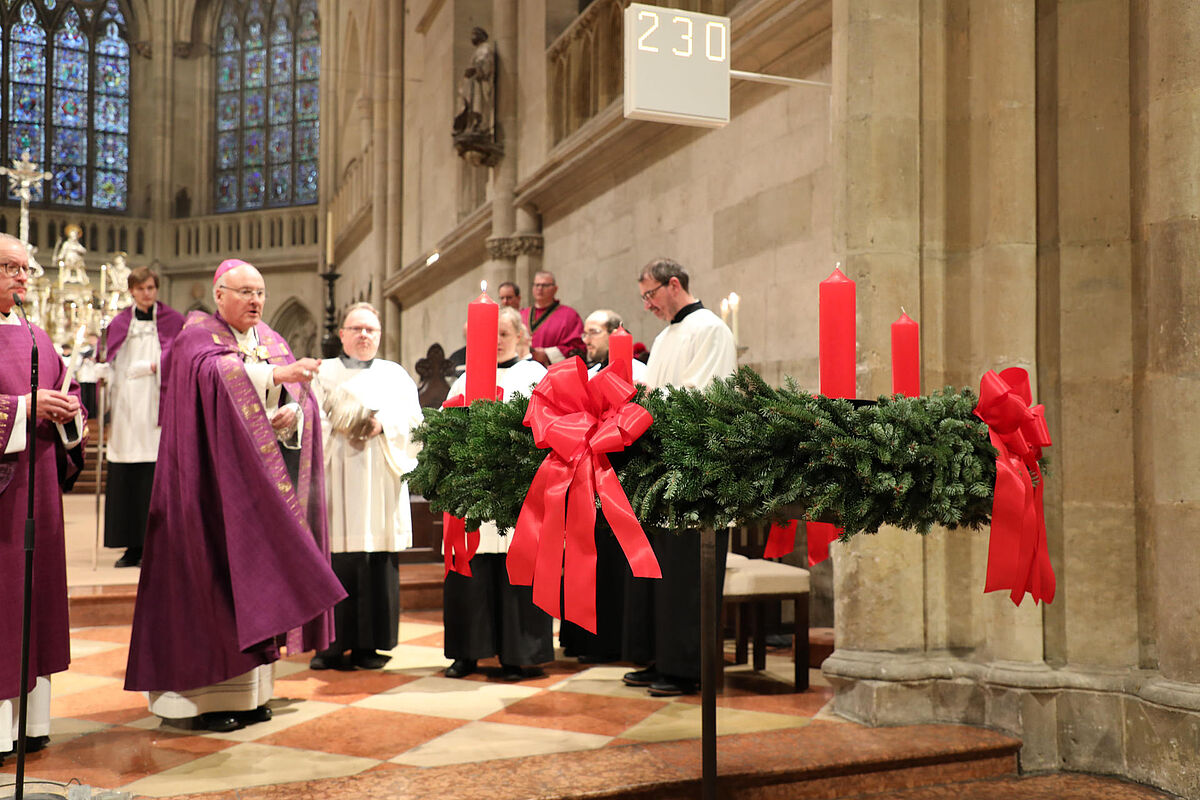 Segnung mit Weihrauch, großer Adventskranz im Dom